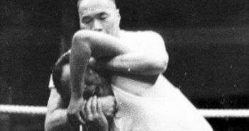 Master Huang threw the wrestler 26 times over the course of the public bout.
