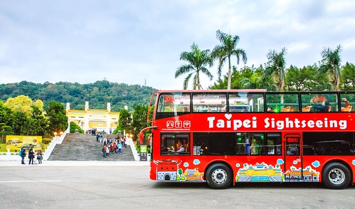 Taipei double-decker sightseeing buses pass by well-known Taipei attractions on their routes. (Photo_ Shi Chuntai)